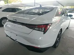 2021 Hyundai Elantra 1.5L CVT LUX Premium, белый — фото 7