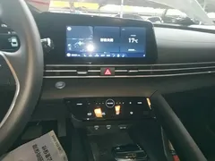2021 Hyundai Elantra 1.5L CVT LUX Premium, белый — фото 13