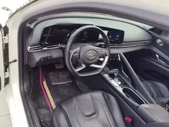 2022 Hyundai Elantra 1.5L CVT LUX Premium, белый — фото 10