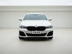 2022 BMW 5 Series 530Li xDrive M Sport Package, белый — фото 2