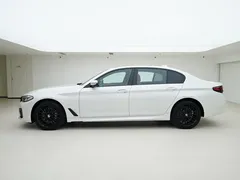 2022 BMW 5 Series 530Li xDrive M Sport Package, белый — фото 3