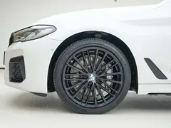 2022 BMW 5 Series 530Li xDrive M Sport Package, белый — фото 15