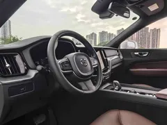 2024 Volvo XC60 4WD Luxury, белый — фото 18
