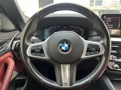2021 BMW 5 Series 525Li M Sport Package, чёрный — фото 13