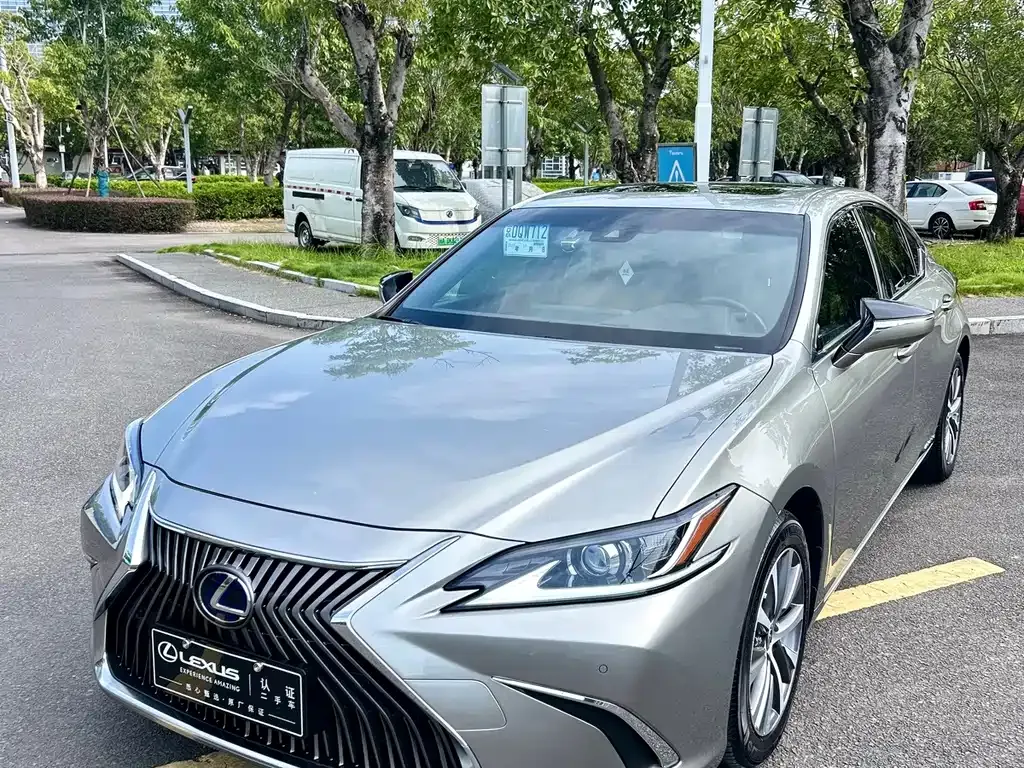 2020 Lexus ES 300h Excellence