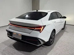 2023 Hyundai Elantra 1.5L CVT LUX Premium, белый — фото 6