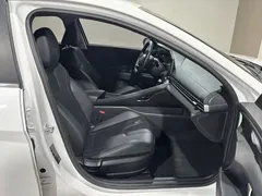 2023 Hyundai Elantra 1.5L CVT LUX Premium, белый — фото 8