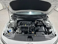 2023 Hyundai Elantra 1.5L CVT LUX Premium, белый — фото 19