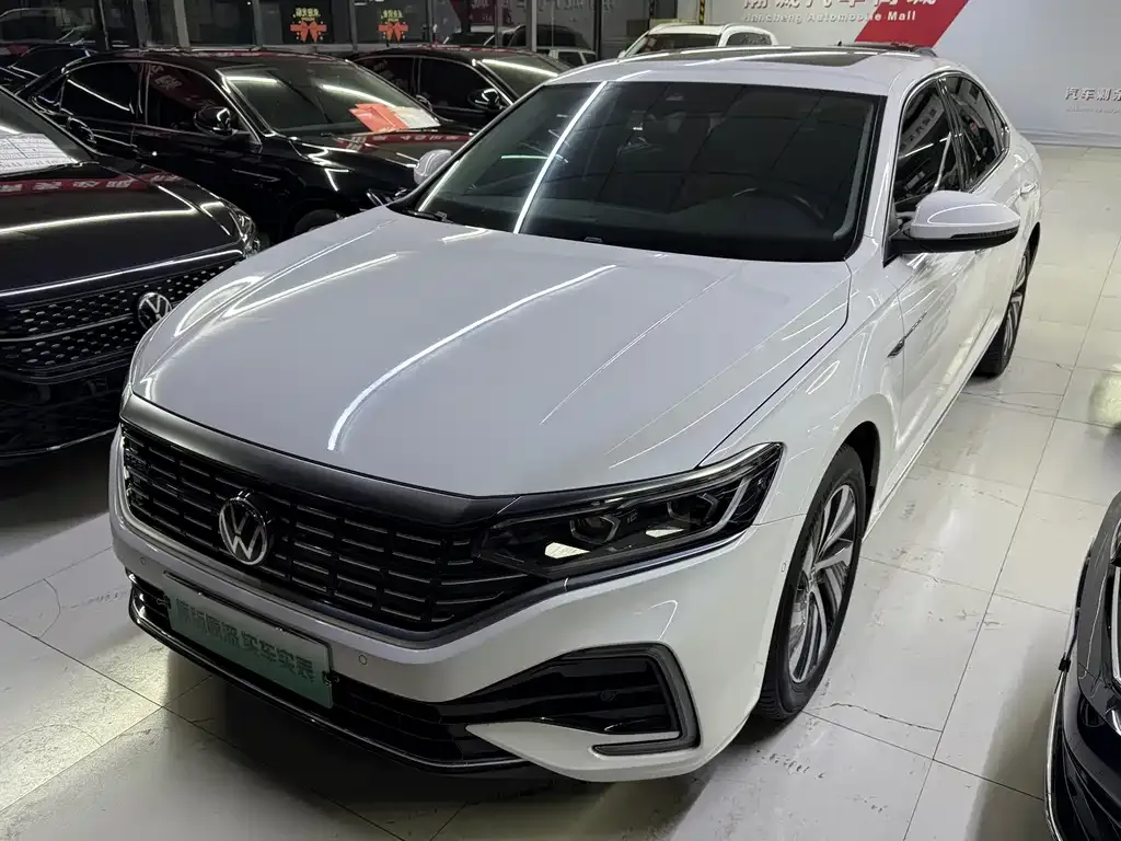 2022 Volkswagen Passat 430PHEV Luxury