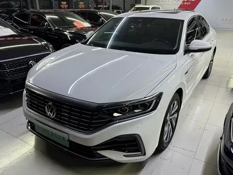 2022 Volkswagen Passat 430PHEV Luxury