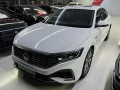 2022 Volkswagen Passat 430PHEV Luxury, белый — фото 1