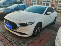 2021 Mazda 3 1.5L AT, белый — фото 1