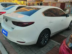 2021 Mazda 3 1.5L AT, белый — фото 3