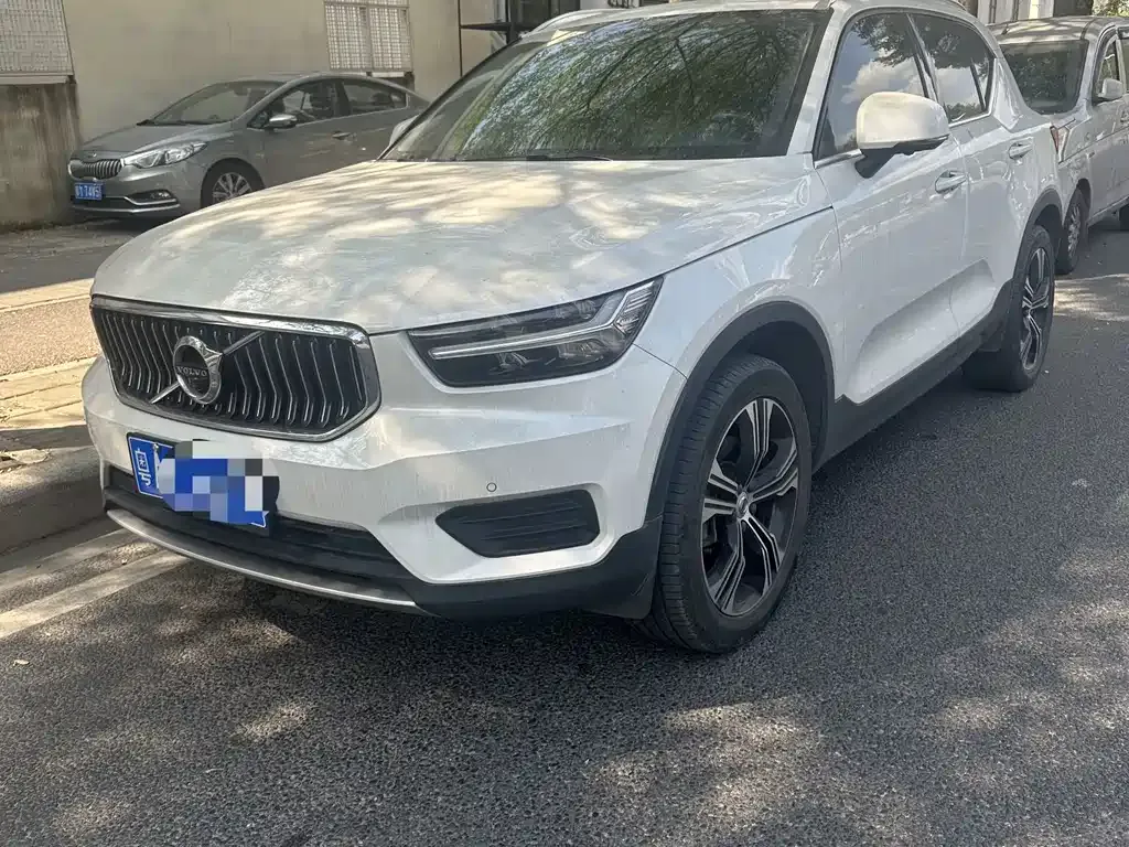 2022 Volvo XC40 4WD Luxury