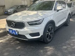 2022 Volvo XC40 4WD Luxury, белый — фото 1