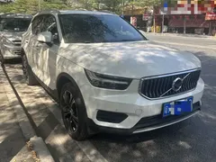2022 Volvo XC40 4WD Luxury, белый — фото 3