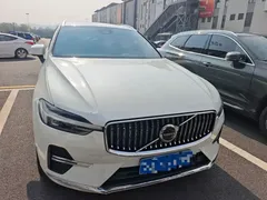 2022 Volvo XC60 4WD Luxury, белый — фото 2