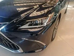 2022 Lexus ES 300h Excellence, синий — фото 24