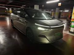 2025 Xpeng X9 EV 740 Extra Long Range Max — фото 3
