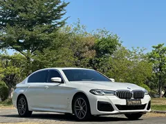 2021 BMW 5 Series 525Li M Sport Package, белый — фото 3