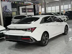 2023 Hyundai Elantra 1.5L CVT LUX Premium, белый — фото 10
