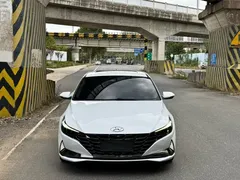 2021 Hyundai Elantra 1.5L CVT LUX Premium, белый — фото 2
