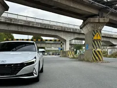 2021 Hyundai Elantra 1.5L CVT LUX Premium, белый — фото 5