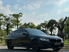 2022 BMW 5 Series 530Li Leading M Sport Package, чёрный — фото 3