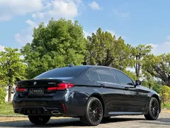 2022 BMW 5 Series 530Li Leading M Sport Package, чёрный — фото 13