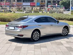 2022 Lexus ES 200 Excellence — фото 4