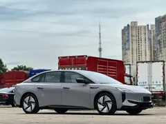 2025 Hongqi EH7 640 4WD — фото 3
