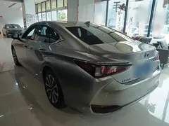 2023 Lexus ES 200 Excellence — фото 5