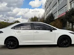 2021 Toyota Corolla TNGA 1.5L CVT GR Sport, белый — фото 4