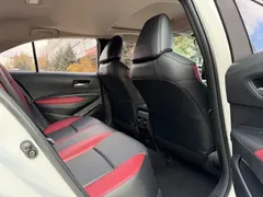 2021 Toyota Corolla TNGA 1.5L CVT GR Sport, белый — фото 14
