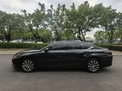 2020 Lexus ES 200 Excellence, чёрный — фото 3