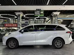 2021 Toyota Sienna 2.5L Hybrid Premium, белый — фото 3