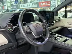 2021 Toyota Sienna 2.5L Hybrid Premium, белый — фото 10
