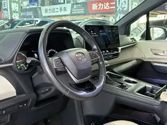 2021 Toyota Sienna 2.5L Hybrid Premium, белый — фото 12