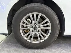 2021 Toyota Sienna 2.5L Hybrid Premium, белый — фото 16