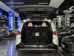 2021 Toyota Sienna 2.5L Hybrid Premium, белый — фото 18