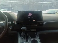 2021 Toyota Sienna 2.5L Hybrid Platinum, белый — фото 13
