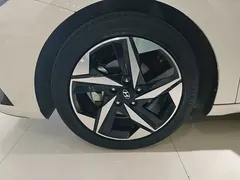 2022 Hyundai Elantra 240TGDi DCT LUX Premium, белый — фото 23