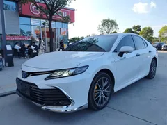 2021 Toyota Camry Hybrid 2.5HG Luxury, белый — фото 1