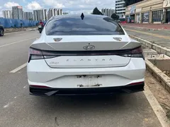 2021 Hyundai Elantra 1.5L CVT LUX Premium, белый — фото 12
