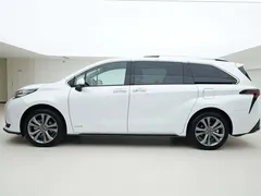 2021 Toyota Sienna 2.5L Hybrid Luxury, белый — фото 3