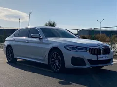 2022 BMW 5 Series 525Li M Sport Package, белый — фото 3