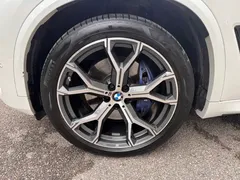 2021 BMW X5 xDrive40i Premium M Sport Package, белый — фото 24