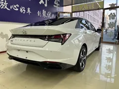 2022 Hyundai Elantra 1.5L CVT LUX Premium, белый — фото 4