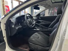 2022 Hyundai Elantra 1.5L CVT LUX Premium, белый — фото 7