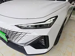 2023 Changan UNI-V 1.5T Premium, белый — фото 24